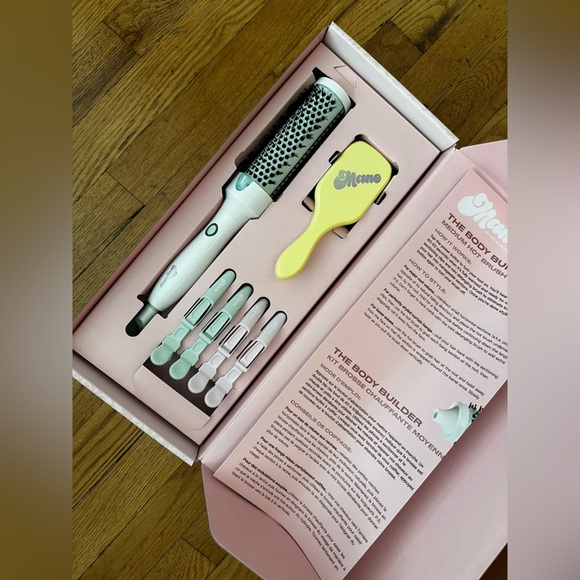 MANE by MANE ADDICTS 
Body Builder Medium Hot Round Brush Hair Set Hair Dryer - Picture 13 of 15